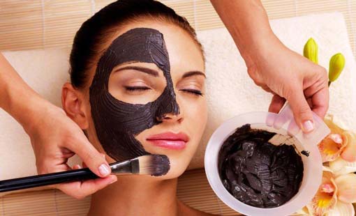 خلطة الفحم لتوحيد لون البشرة